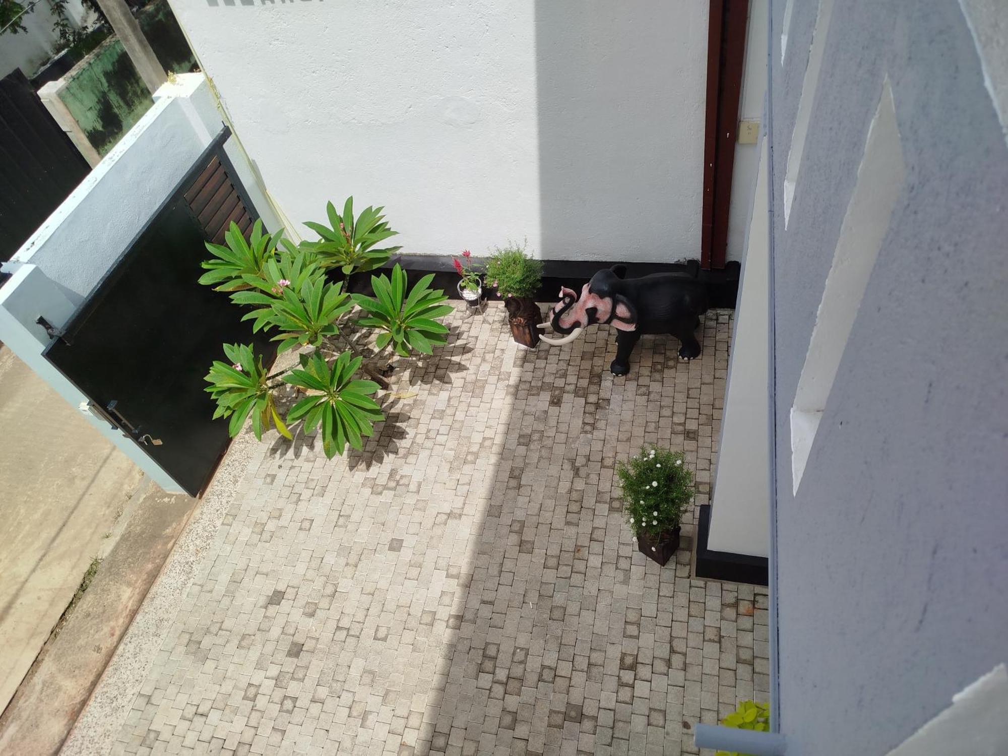 Elzangi Hotel Negombo Room photo